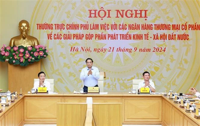 Prime Minister Pham Minh Chinh chairs a meeting between Cabinet members and leaders of joint stock commercial banks to seek measures to promote national socio-economic development on September 21 (Photo: VNA)