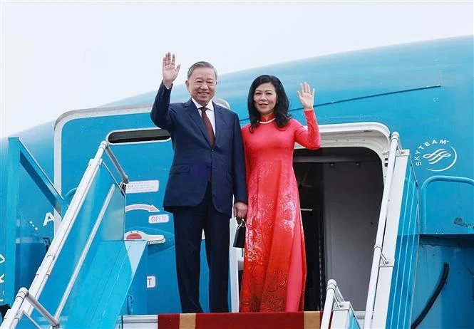 General Secretary of the Communist Party of Vietnam Central Committee and President of Vietnam To Lam and his spouse leave Hanoi for the US on September 21 morning (Photo: VNA)