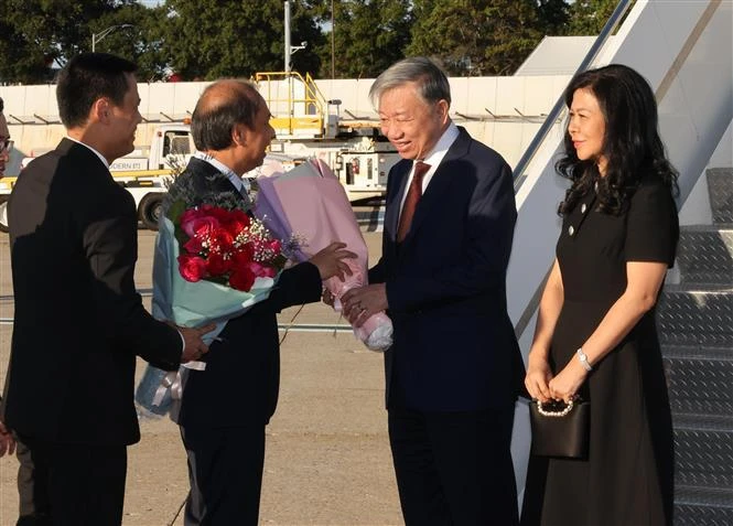 Party General Secretary and State President To Lam and his spouse are greeted at John F. Kennedy International Airport by Vietnamese Ambassador to the US Nguyen Quoc Dung and Ambassador Dang Hoang Giang, Permanent Representative of Vietnam to the UN. (Photo: VNA)