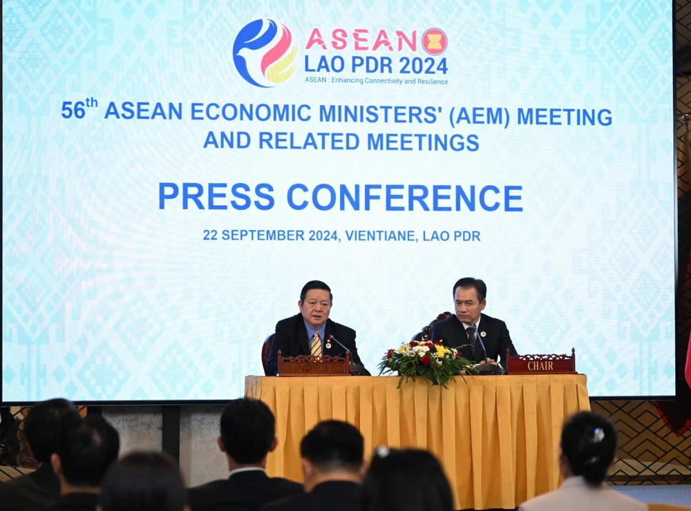 Secretary-General of ASEAN, Dr. Kao Kim Hourn (left) and Lao Minister of Industry and Commerce Malaithong Kommasith chair the press conference to announce the results of the 56th ASEAN Economic Ministers’ (AEM) Meeting and related meetings. (Photo: asean.org)