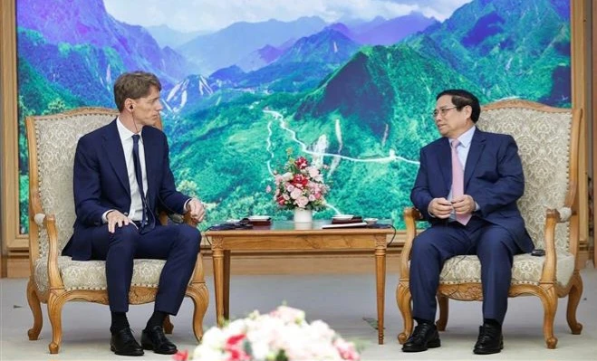 Prime Minister Phạm Minh Chinh (R) receives Robert Maersk Uggla, Chairman of A.P. Moller Holding (APM Holding) (Photo: VNA)