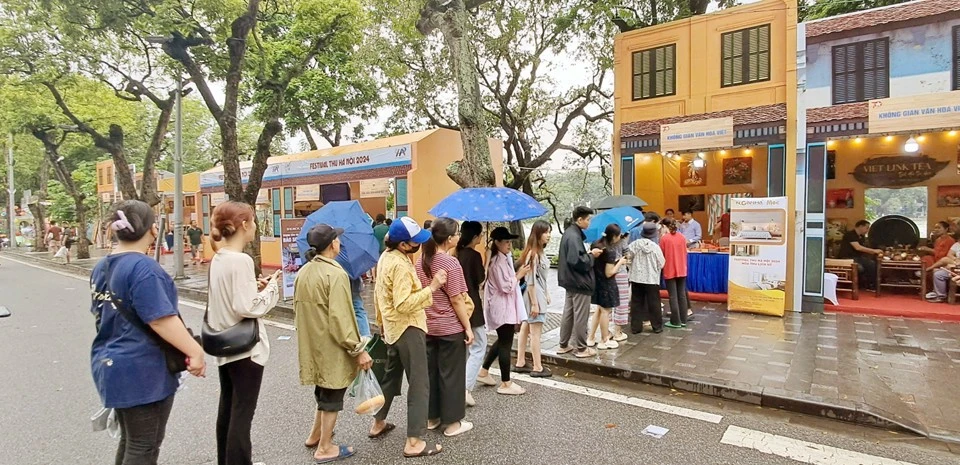 Tourists experience the culture of queuing during the subsidy period at the Hanoi Autumn Festival. (Source: laodongthudo.vn)