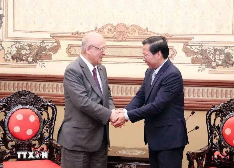 Phan Van Mai (R), Chairman of the municipal People’s Committee, hosts advisor to the Japan-Vietnam Friendship Parliamentary Alliance Tsutomu Takebe (Photo: VNA)