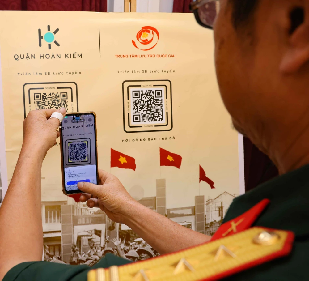 QR code scanning to enjoy the exhibition (Photo: VNA)