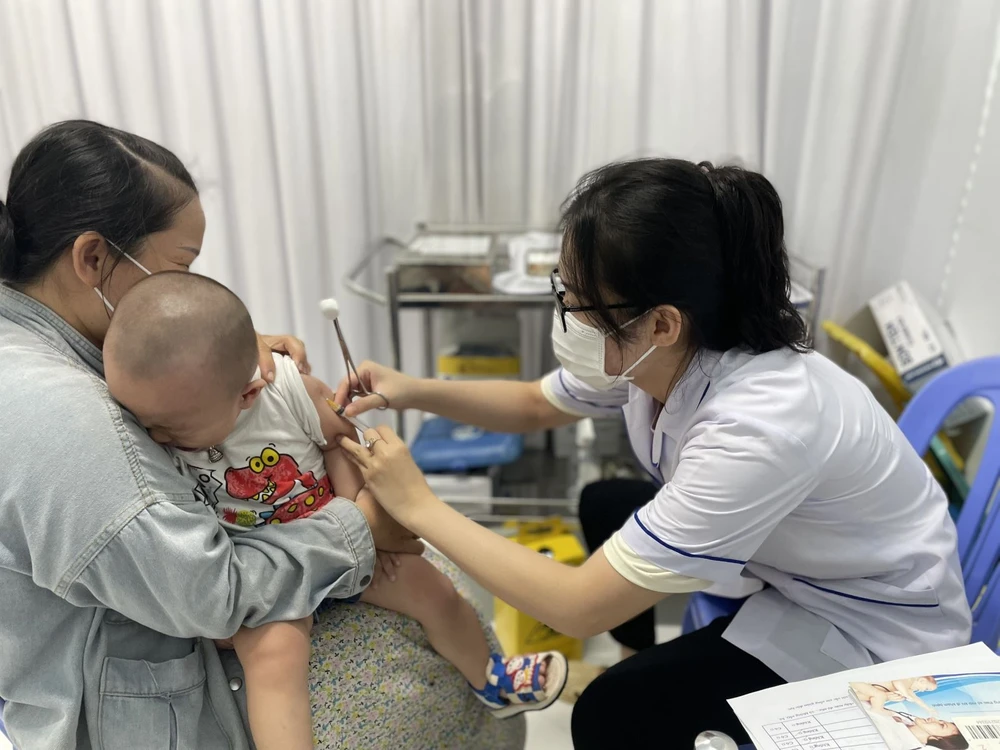 Up to 95% of children aged 1-5 in Hanoi are expected to be vaccinated against measles and rubella (MR) this year. (Photo: VNA)