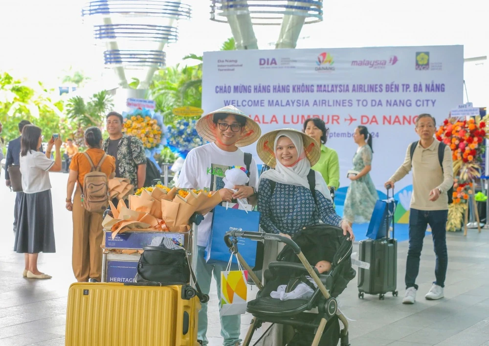 The passengers of Malaysia Airlines' flight MH748 at Da Nang International Airport. (Photo: VNA)