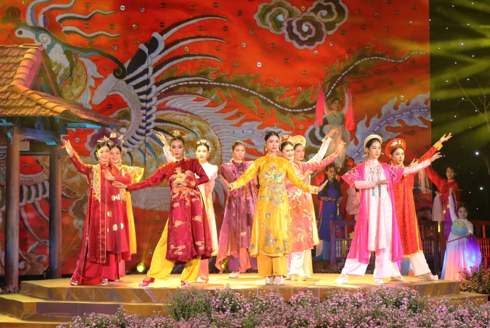 "Ao dai" show at the festival. (Photo: VNA)