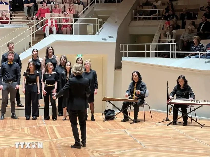 Artists play Vietnamese traditional musical instruments at Berliner Philharmonie, one of the world's most renowned concert halls, in Berlin on September 23 (local time) on the occasion of the 70th anniversary of the Schostakowitsch Music School Berlin-Lichtenberg. (Photo: VNA)