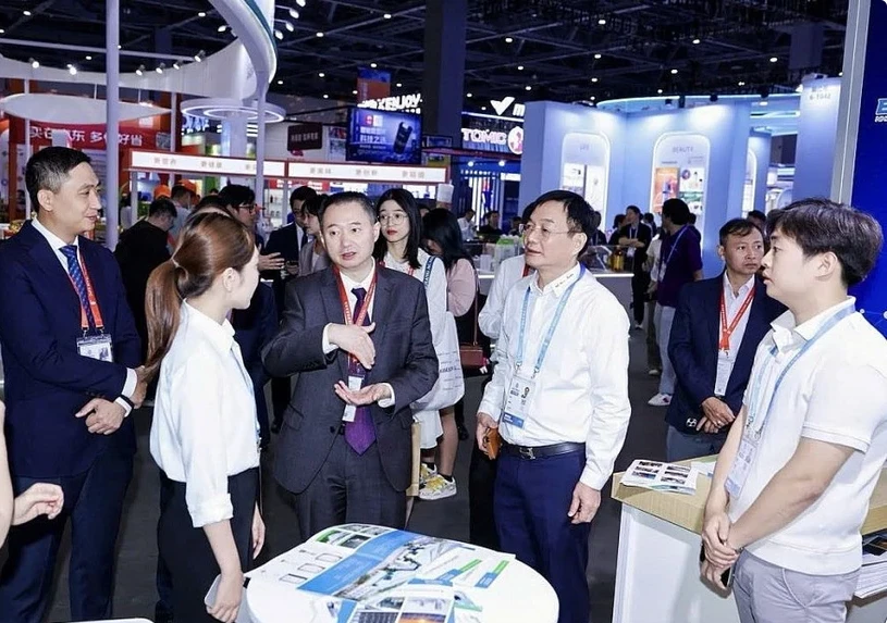 Vietnamese and Chinese officials visit booths of Vietnamese enterprises at the third GDTE. (Photo: thoibaotaichinhvietnam.vn)