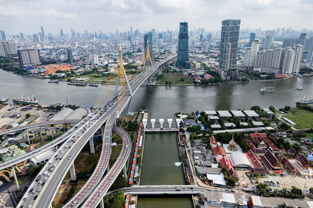 A view of the Bhumibol bridge (left) over the Chao Phraya river and an under-construction high-rise building (right) in the backdrop of Bangkok's skyline. (Photo: AFP) 