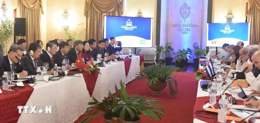 Participants at the first session of the Vietnam-Cuba Inter-Parliamentary Cooperation Committee in Havana on September 24. (Photo: VNA)