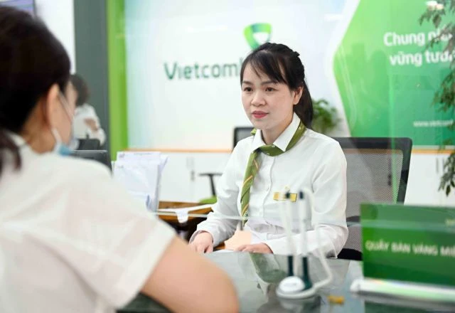 A transaction at a Vietcombank's branch (Photo: VNA)