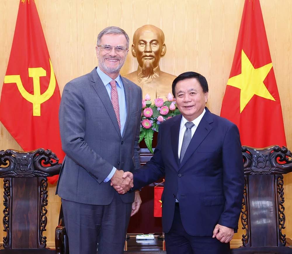 HCMA President Nguyen Xuan Thang and French Ambassador Olivier Brochet at their meeting in Hanoi on September 25. (Photo: VNA)