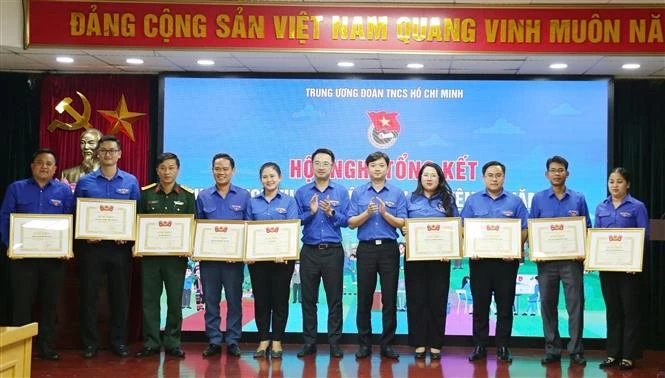 The HCYU Central Commitee presents certificates of merit to collectives and individuals with outstanding contributions to the 2024 Summer Youth Volunteer Campaign. (Photo: VNA)