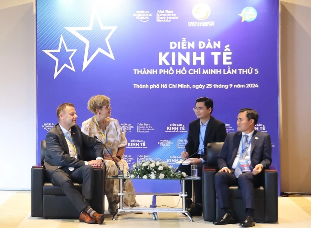 Vice Chairman of the Ho Chi Minh City People's Committee Bui Xuan Cuong (R) receives Torsten Bonew, Vice Mayor of Leipzig. (Photo: VNA)