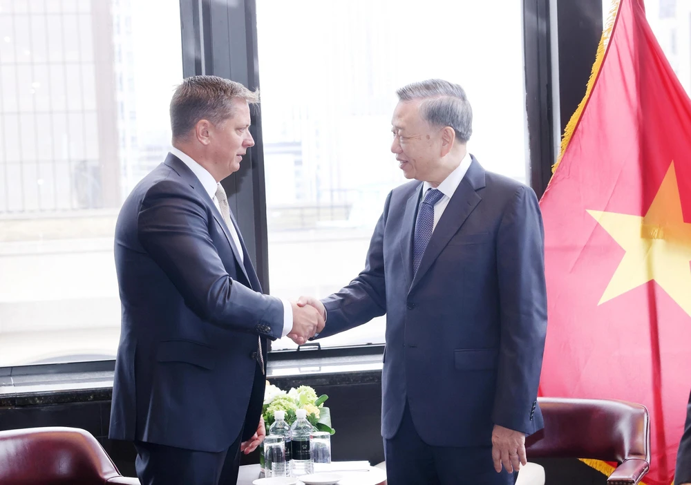 Party General Secretary and State President To Lam (right) and Senior Vice President for Global Business and Government Affairs of SpaceX Tim Hughes at their meeting in New York on September 25. (Photo: VNA)