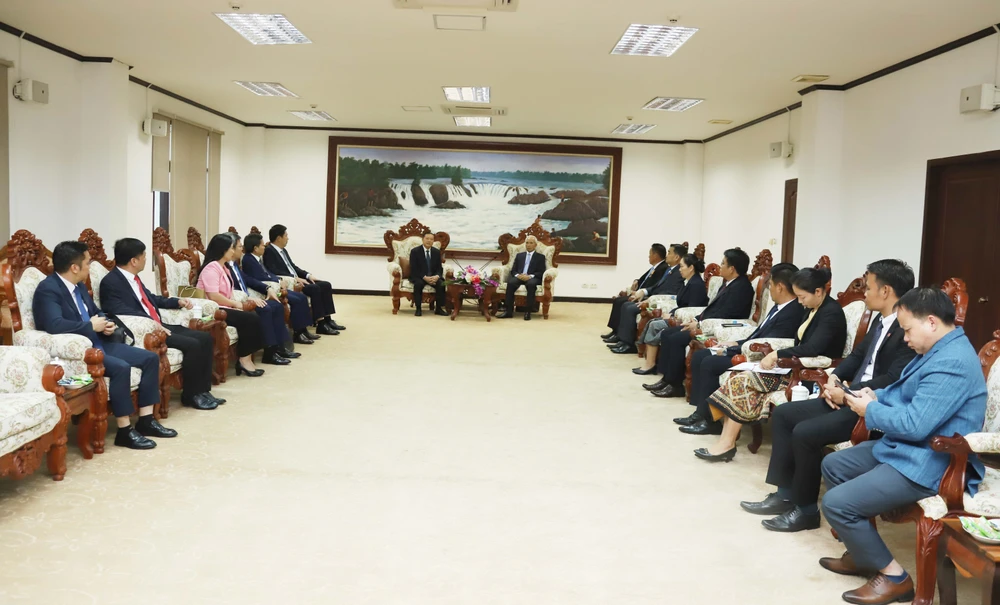 A delegation of the Communist Party of Vietnam (CPV) Central Committee’s Commission for Information and Education on September 25 pays a courtesy visit to Khamphanh Pheuyavong, Secretary of the Lao People’s Revolutionary Party (LPRP) Central Committee and head of its Commission for Propaganda and Training. (Photo: VNA)