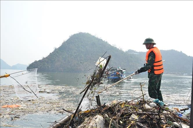 Quang Ninh works hard on post-typhoon waste collection in Ha Long Bay. (Photo: VNA)