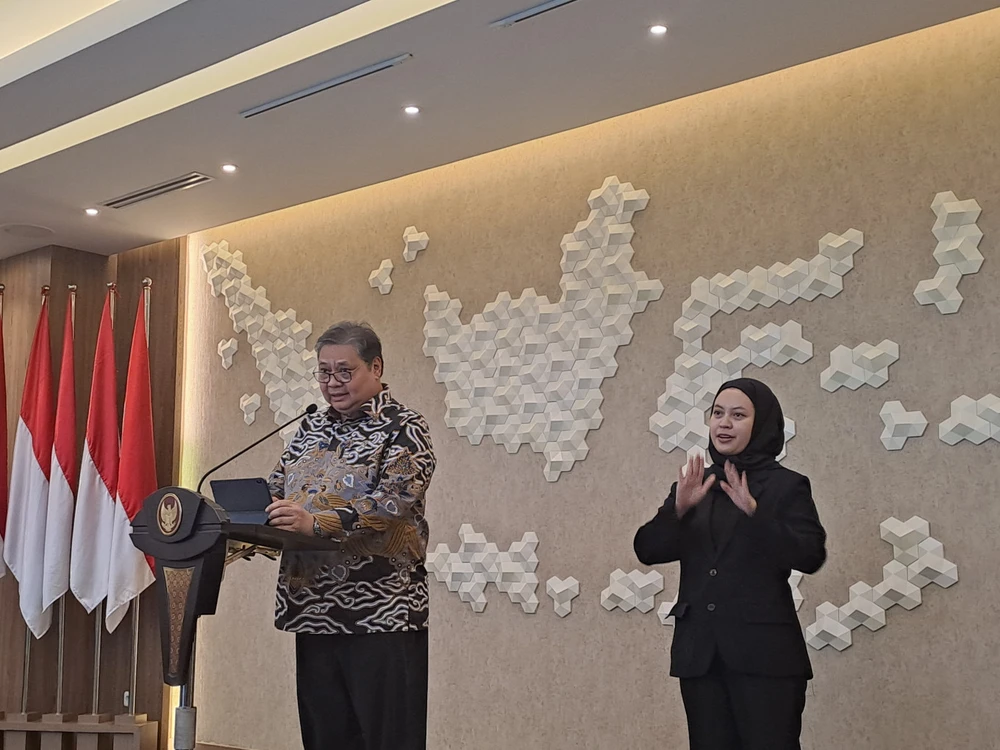 Coordinating Economic Minister Airlangga Hartarto (left) stands before the press in his Jakarta office on August 5, 2024, to speak about Indonesia's gross domestic product growth in Q2. (Photo: https://www.thejakartapost.com/) 