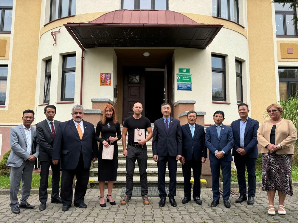 Members of the Vietnamese Embassy in the Czech Republic pose for a group photo with leaders of Chrastava city and the management board of the facility where Vietnamese cadets lived and studied during the 1956-1960 period. (Photo: VNA)