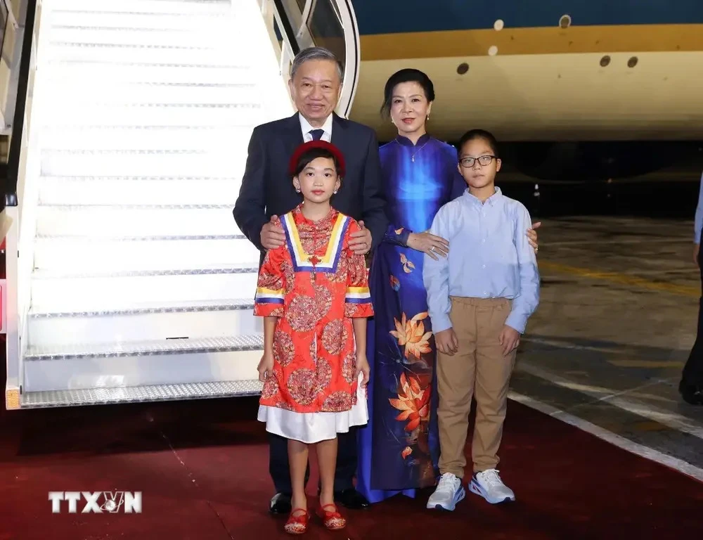 Party General Secretary and State President To Lam and his spouse are welcomed at the José Martí International Airport. (Photo: VNA)