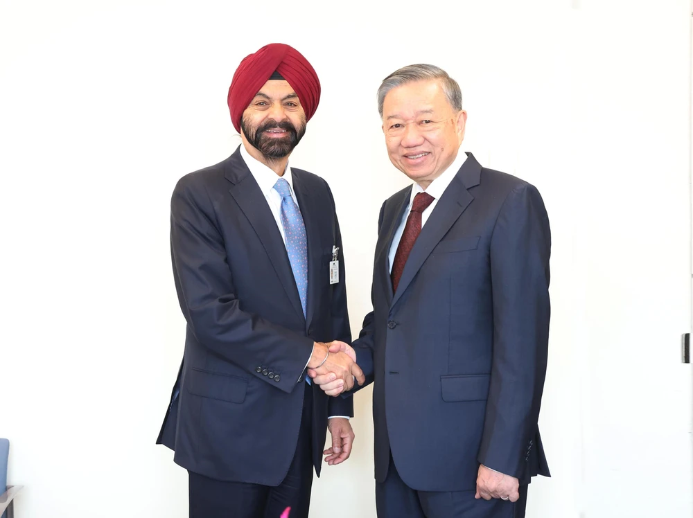 Party General Secretary and State President To Lam (R) and WB President Ajay Banga (Photo: VNA)