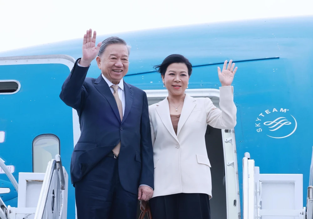 General Secretary of the Communist Party of Vietnam Central Committee and President of Vietnam To Lam and his spouse at John F. Kennedy International Airport in New York city (Photo: VNA)