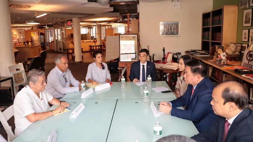 At the meeting between Nguyen Trong Nghia, Politburo member, Secretary of the Communist Party of Vietnam (CPV)’s Central Committee and Chairman of its Commission for Information and Education and representatives of the Communist Party USA in New York on September 24. (Photo: VNA)