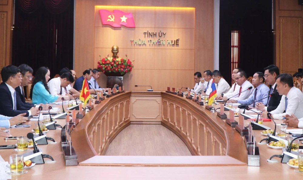 Thua Thien - Hue and Champasak officials at the working session on September 26 (Photo: VNA)