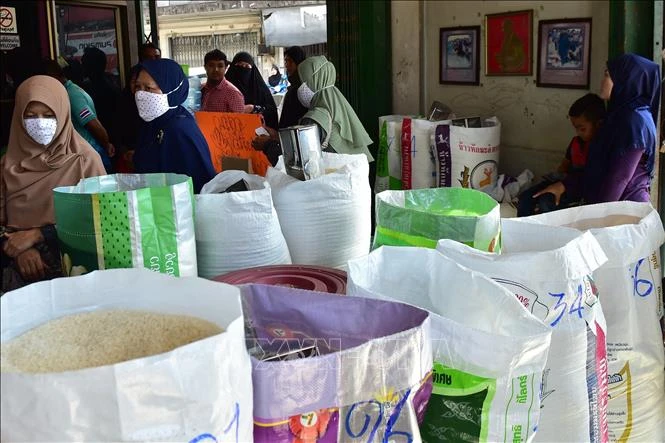 Rice is sold at a store in Narathiwat, southern Thailand. (Photo: AFP/ VNA)