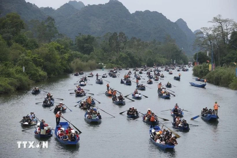 Visitors to Huong Pagoda Festival (Photo: VNA)