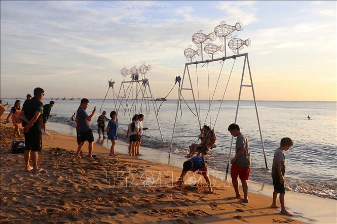 Visitors on Phu Quoc's Long beach (Photo: VNA)