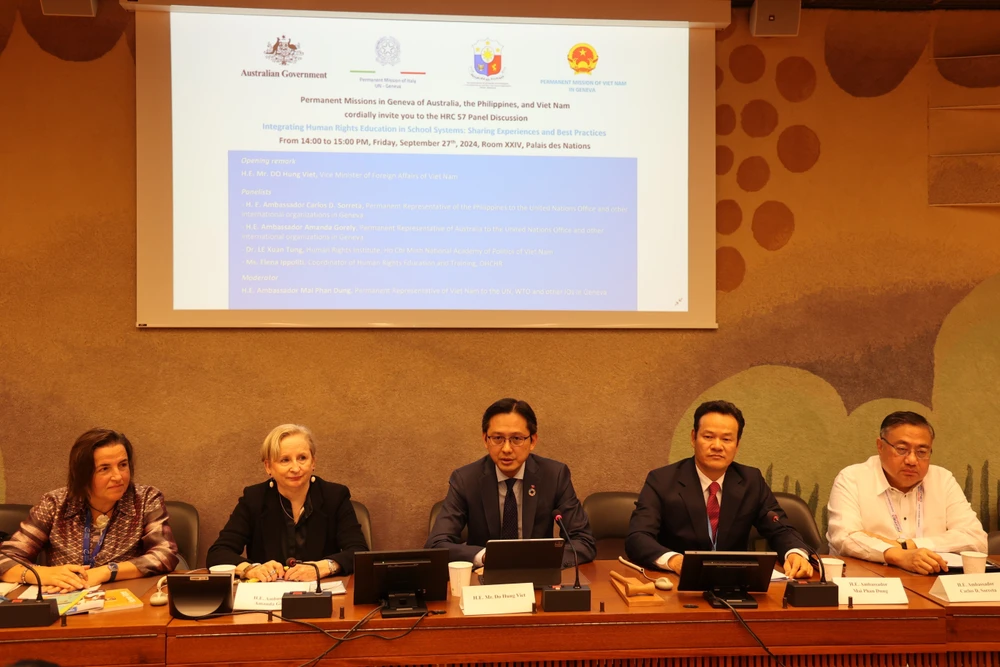 Deputy Minister of Foreign Affairs Do Hung Viet (C) at the international seminar in Geneva on September 27. (Photo: VNA)