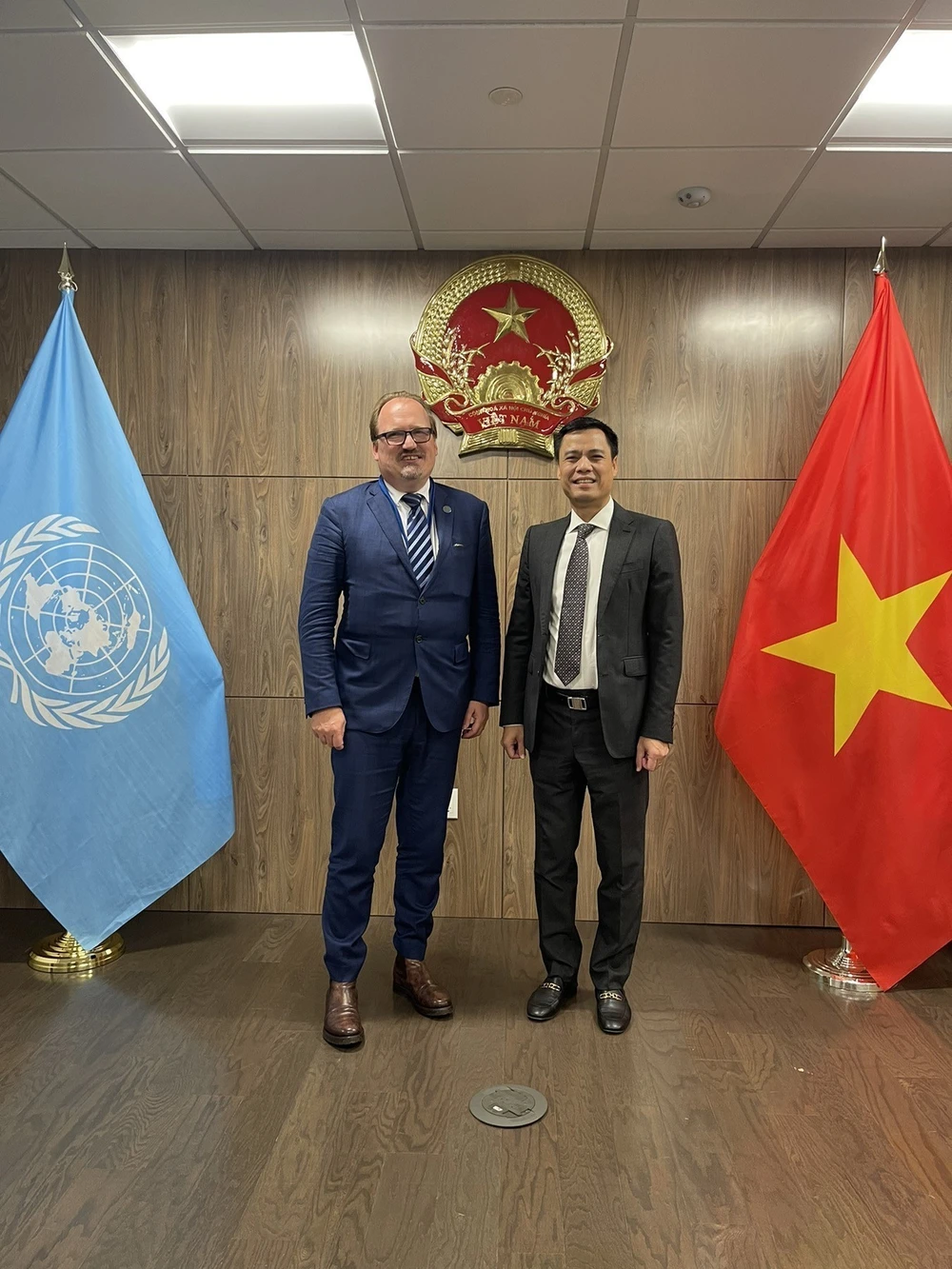 Ambassador Dang Hoang Giang, Permanent Representative of Vietnam to the United Nations (R) and Andreas Schaal, Director for OECD Global Relations and Cooperation, as well as the OECD Sherpa to the G7, the G20 and APEC. (Photo: VNA)