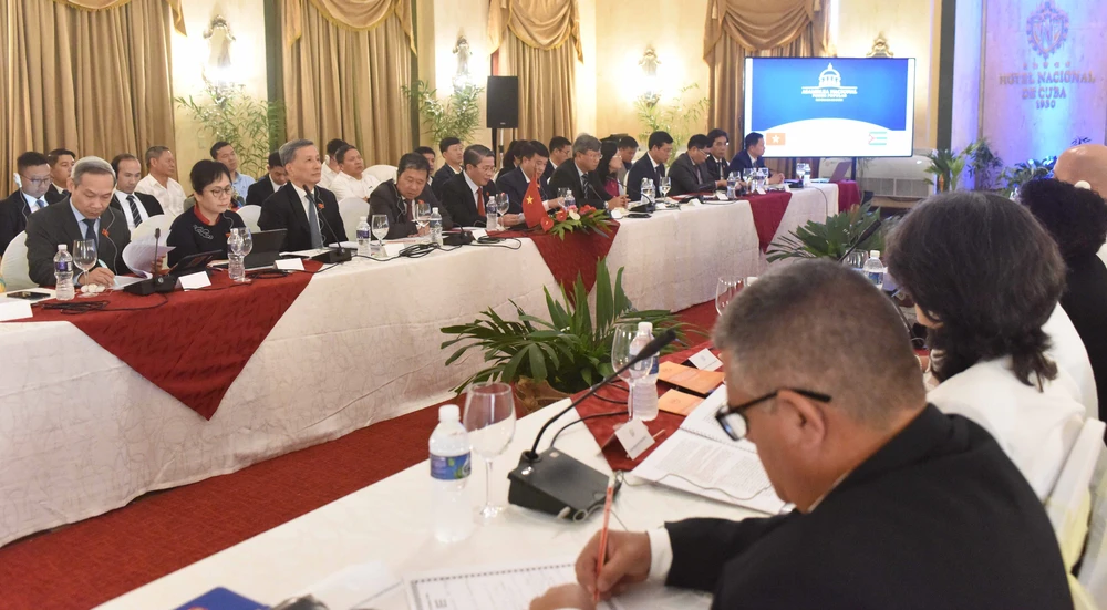 Parliamentarians of the two nations share legislation experiences at the first meeting of the Vietnam – Cuba Inter-parliamentary Cooperation Committee. (Photo: VNA)