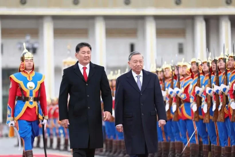 General Secretary of the Communist Party of Vietnam Central Committee and President of Vietnam To Lam and Mongolian President Ukhnaagiin Khurelsukh inspect the guard of honour. (Photo: VNA)