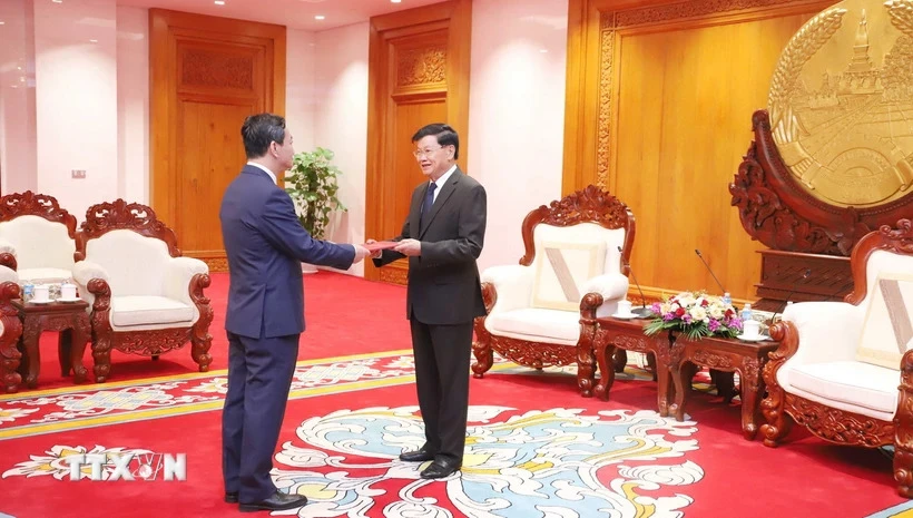 Vietnamese Ambassador to Laos Nguyen Minh Tam (left) presents his credentials to Lao Party General Secretary and President Thongloun Sisoulith on September 30. (Photo: VNA)