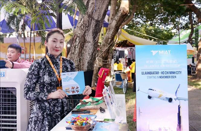 A Mongolian woman introduces her country and its people next to a banner announcing the plan for a direct flight from Ulaanbaatar to Ho Chi Minh City. (Photo: VNA)