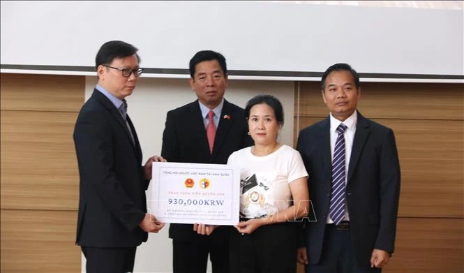 Vietnamese Association in Jeonbuk supports victims of typhoon Yagi (Photo: VNA)