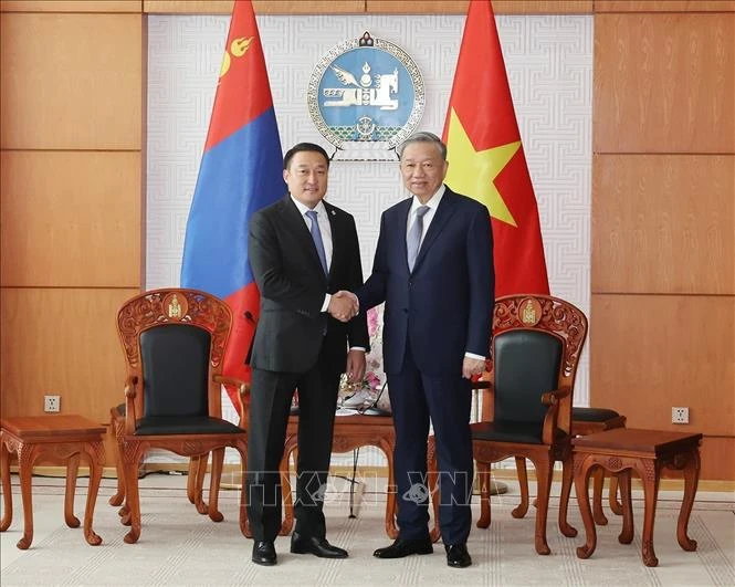 General Secretary of the Communist Party of Vietnam Central Committee and State President To Lam (R) and Mongolian Chairman of the Parliament Dashzegve Amarbayasgalan in a meeting on September 30 (Photo: VNA) 