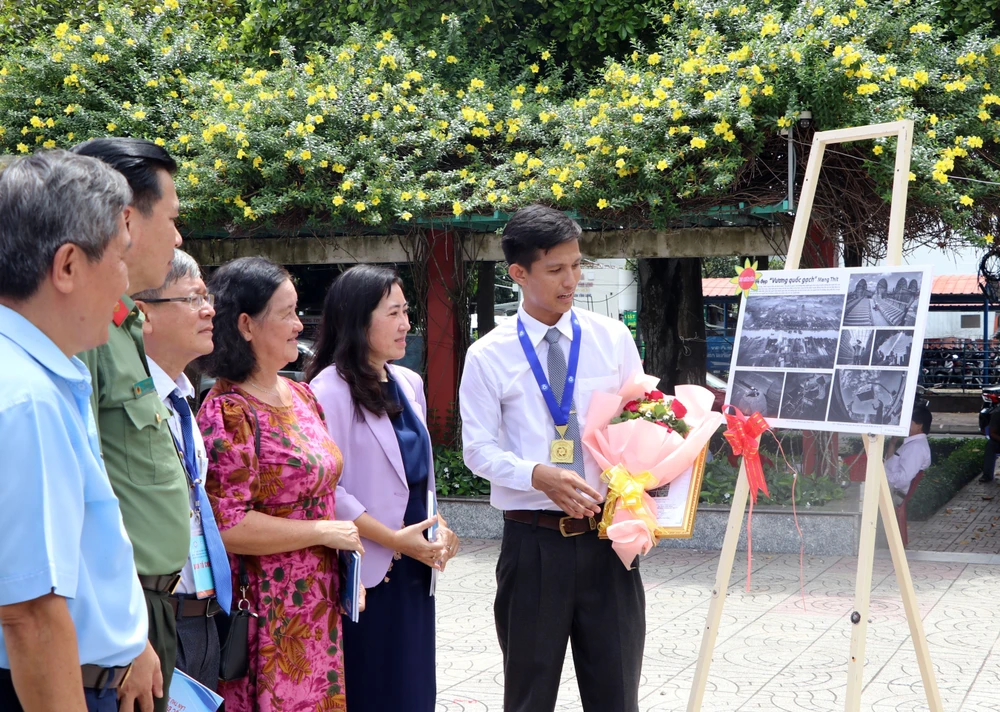 Visitors to the exhibition (Photo: VNA)