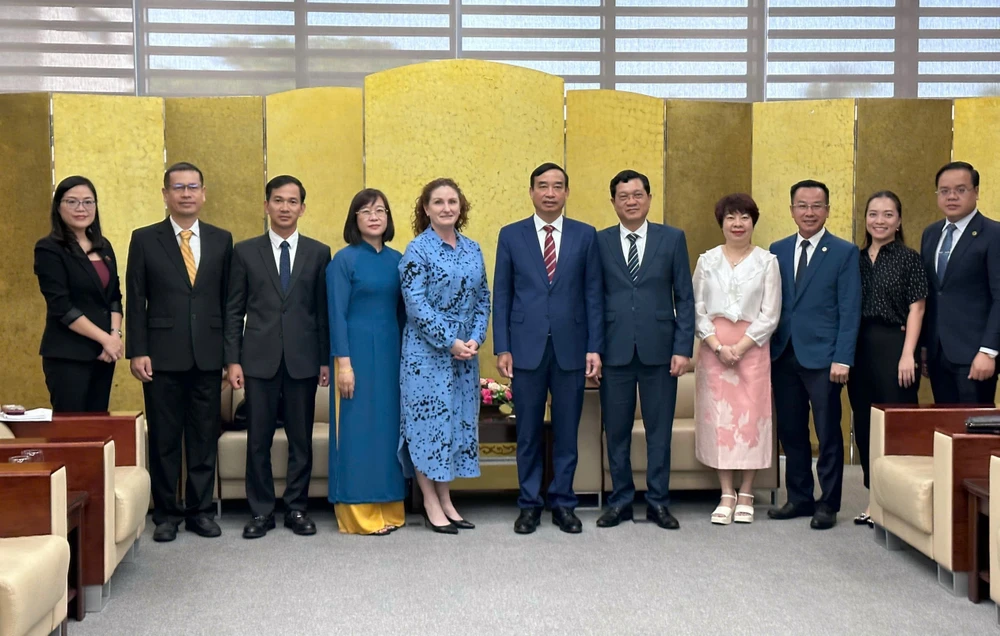 Chairman of Da Nang People’s Committee Le Trung Chinh (sixth, right) and New Zealand Ambassador Caroline Beresford (fifth, left) at the reception on October 1 (Photo: VNA)