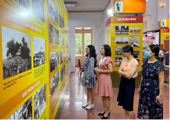 Visitors to an exhibition at the National Library of Vietnam. (Photo: National Library of Vietnam)