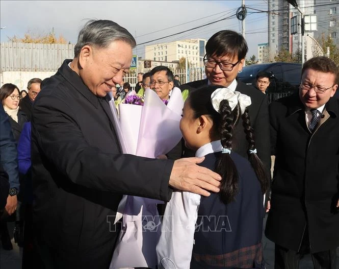 Party General Secretary and State President To Lam visits Inter-Level School No.14 named after President Ho Chi Minh in the Mongolian capital city of Ulaanbaatar on October 1. (Photo: VNA)