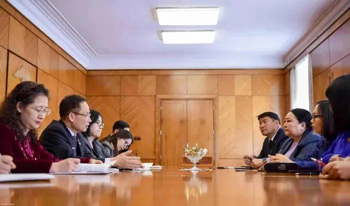 Secretary of the Communist Party of Vietnam (CPV) Central Committee and head of its Commission for External Relations Le Hoai Trung (second, left) hold working sessions with Vice Chairman of the Mongolian Democratic Party (MoDP) Batchimeg (third, right)on October 1. (Photo: VNA)