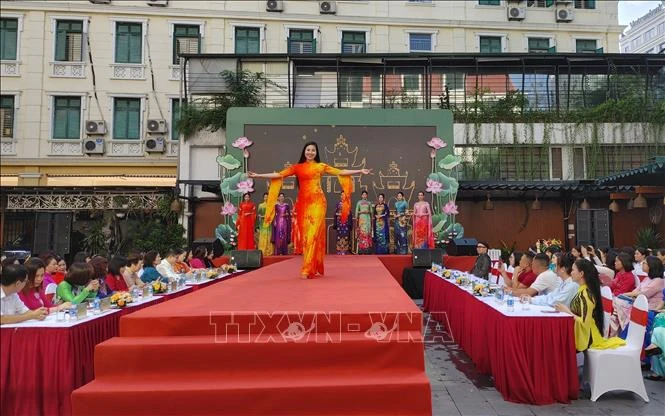 At an Ao dai show staged as part of the launch ceremony in Hanoi on October 1. (Photo: VNA)