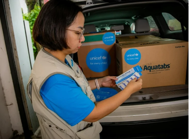 UNICEF Vietnam transports 80,000 water purification tablets for the Centre of Disease Control in Thai Nguyen province, and 4,000 litres of water to the Lao Cai provincial Hospital. (Photo: UNICEF)