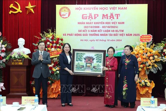 At the ceremony to mark the 16th founding anniversary of the Vietnam Association for Promoting Education (Photo: VNA)