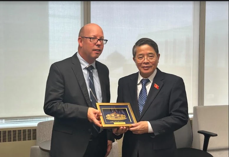 Vice Chairman of the National Assembly Nguyen Duc Hai (right) presents a souvenir to the Deputy Auditor General of Canada. (Photo: VNA)