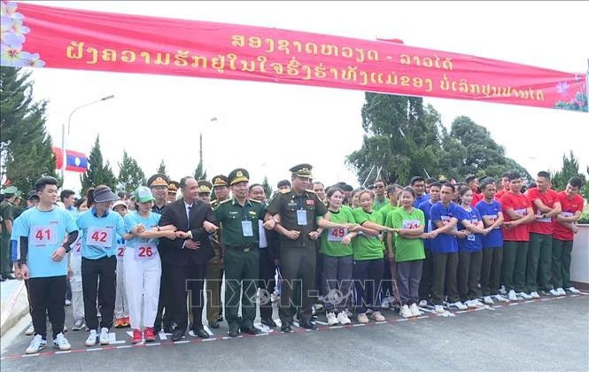 Young officers of Vietnam and Laos take part in cross-border marathon on October 2. (Photo: VNA)